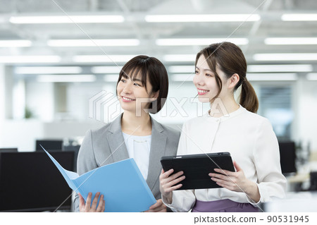 在辦公室工作的女商人 90531945