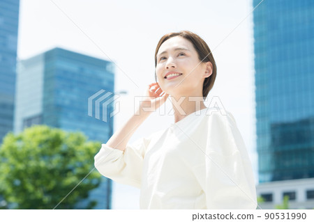 一個微笑的女人站在辦公區 一個微笑的女人站在辦公區 90531990