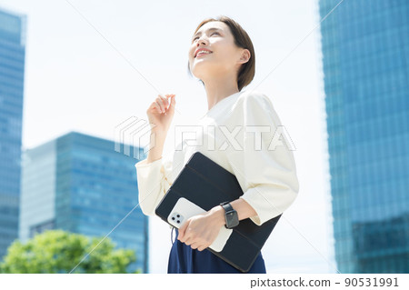 一個微笑的女人站在辦公區 90531991