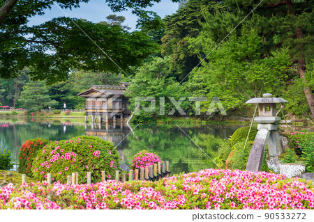 Kasumigaike Pond and Kotoji Stone Lantern in Kenrokuen, where the greenery is beautiful | Kanazawa City, Ishikawa Prefecture 90533272