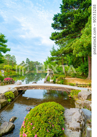 Kasumigaike Pond and Kotoji Stone Lantern in Kenrokuen, where the greenery is beautiful | Kanazawa City, Ishikawa Prefecture 90533288