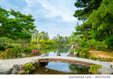 Kasumigaike Pond and Kotoji Stone Lantern in Kenrokuen, where the greenery is beautiful | Kanazawa City, Ishikawa Prefecture 90533289