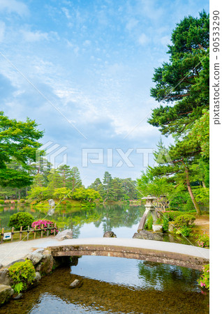 綠意盎然的兼六園霞池和琴寺燈籠 | 石川縣金澤市 90533290