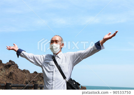 老人在海邊張開雙手 90533750