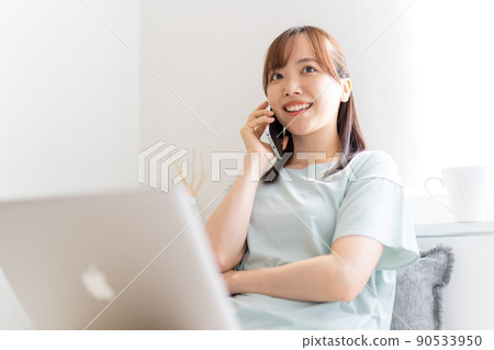 女性筆記本電腦床呼叫 女性筆記本電腦床呼叫 90533950