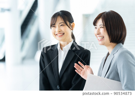 Senior employees introducing new employees Female businessmen Seniors and juniors 90534873