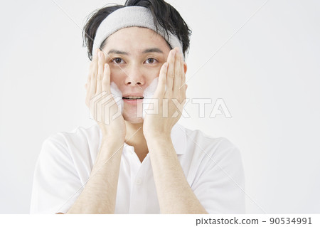 Men washing their face with facial cleansing foam 90534991