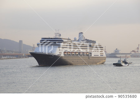 Passenger ship entering Kobe Port 90535680