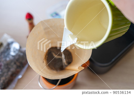 用手工噴壺倒入熱水 90536134