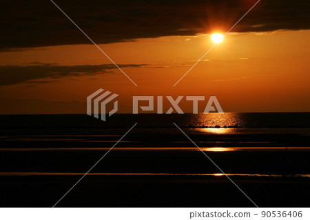 夕陽的光映照在海面上 夕陽的光映照在海面上 90536406