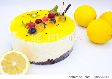 Delicious lemon cake with chocolate biscuit base 90536814