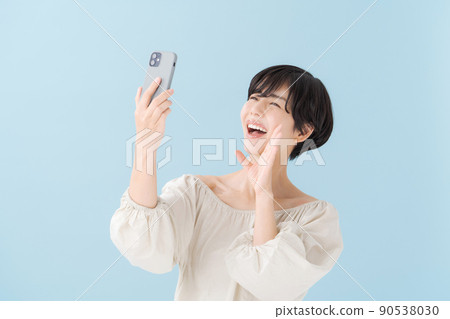 一個有智能手機的女人，淺藍色，藍色 90538030