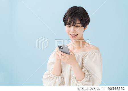 一個有智能手機的女人,淺藍色,藍色 一個有智能手機的女人,淺藍色,藍色 90538552
