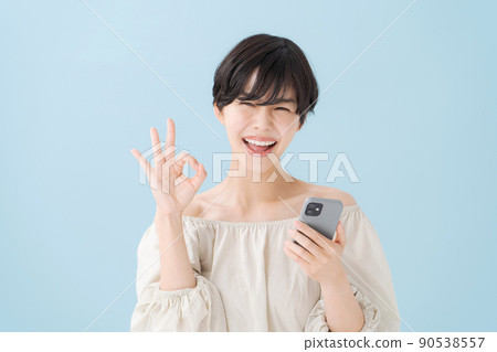一個有智能手機的女人，淺藍色，藍色 90538557