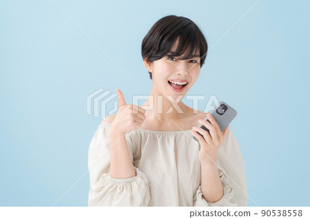 一個有智能手機的女人，淺藍色，藍色 90538558