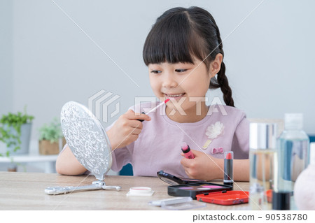 塗口紅的小學生 塗口紅的小學生 90538780