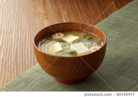 味噌湯配典型的日本豆腐和卷福 90540457