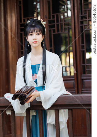 oriental woman in ancient costume 90540678