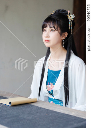 oriental woman in ancient costume 90540723