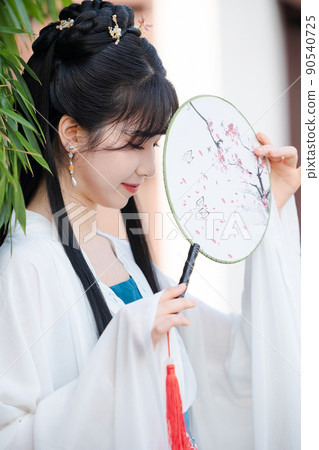 oriental woman in ancient costume 90540725