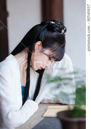 oriental woman in ancient costume 90540837