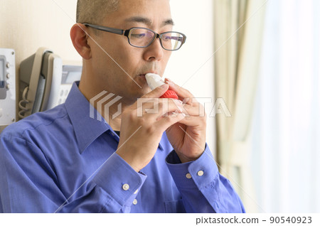 使用哮喘吸入器的男性 90540923