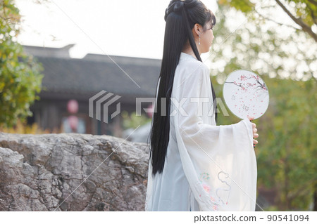 oriental woman in ancient costume 90541094