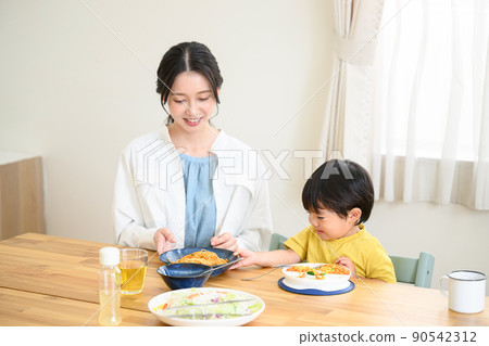 Toddlers who eat well Toddlers who eat well 90542312