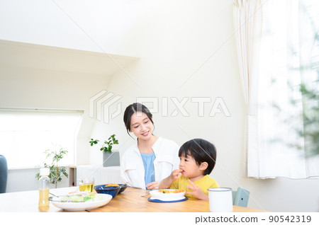 There is a copy space on the dining table with infants who often eat 90542319