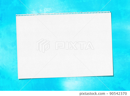 撕裂的速寫本和熱帶藍色背景 90542370