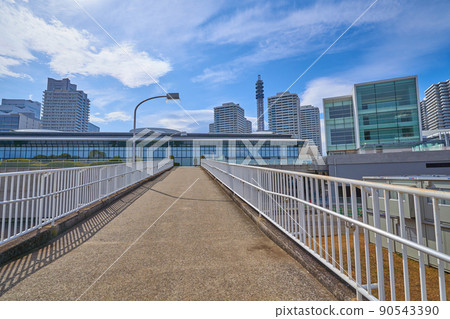 從神奈川縣橫濱市臨港公園的人行道看西南側的太平洋橫濱展覽館 90543390