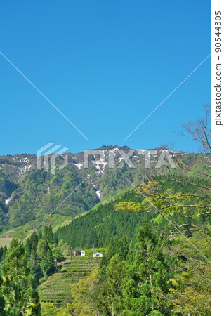 兵庫縣最高峰,兵庫山,新鮮的綠色和藍天4,殘雪,兵庫縣藪部市 兵庫縣最高峰,兵庫山,新鮮的綠色和藍天4,殘雪,兵庫縣藪部市 90544305