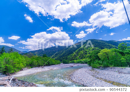[Scenic view] Kamikochi in early summer [Nagano Prefecture] 90544372