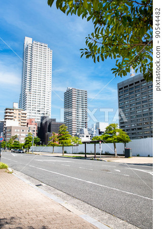 Kamihatchobori is a city with many government facilities. You can see the Grand Tower in front of you. It is a view from the Gokoku Shrine side. Hiroshima 90544482