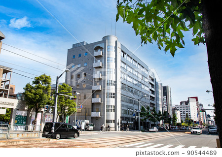 It is the scenery of the intersection in front of the Pref Art Museum. The Hakushima line of the tram runs through. It is adjacent to the government office district. Hiroshima 90544489