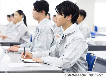 男女穿著工作服參加研討會 90545224