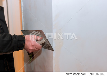 Renovation home of repairman check the evenness of the wall 90546402