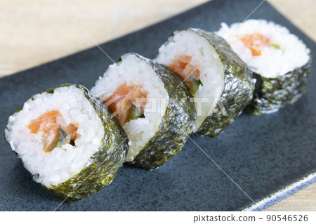 美味的三文魚厚卷壽司 90546526