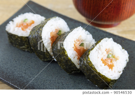 Delicious salmon thick-rolled sushi 90546530