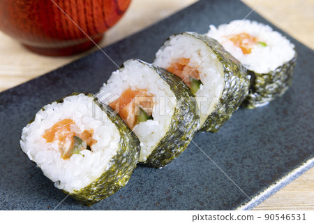 Delicious salmon thick-rolled sushi 90546531