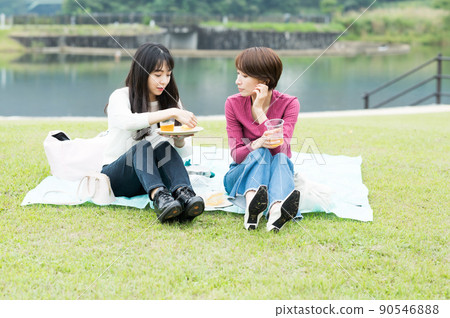 兩個女人在戶外吃午飯 兩個女人在戶外吃午飯 90546888