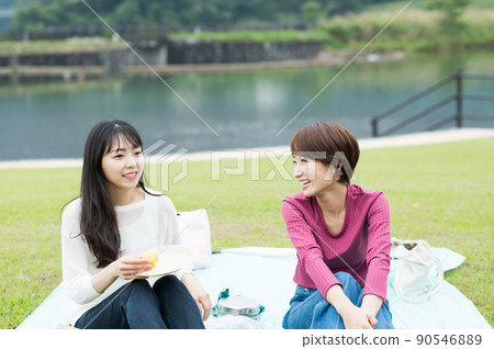 兩個女人在戶外吃午飯 兩個女人在戶外吃午飯 90546889