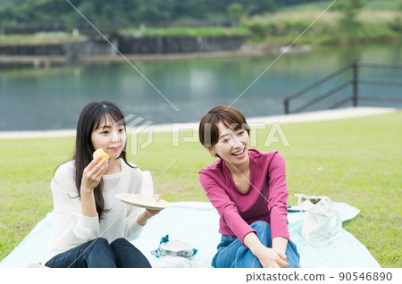 兩個女人在戶外吃午飯 90546890
