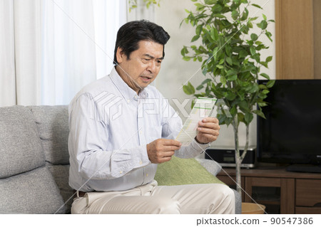 一位老人驚訝地看到健康檢查的結果 一位老人驚訝地看到健康檢查的結果 90547386