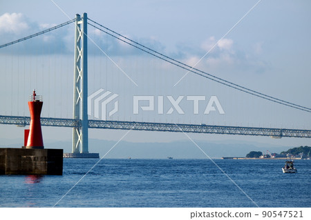 陽光明媚的清晨從明石港看到的明石大橋 90547521