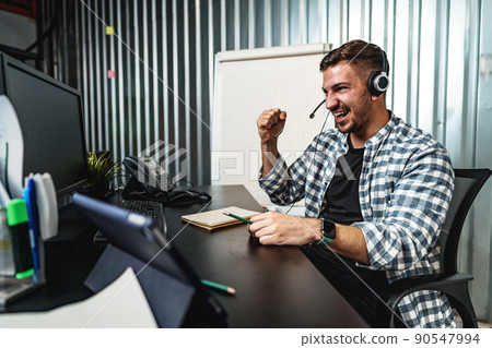 Customer service support operator man with headphones and microphone talking to client in call center 90547994