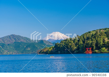 (Kanagawa Prefecture) Mt. Fuji seen from the lakeside of Motohakone 90548108