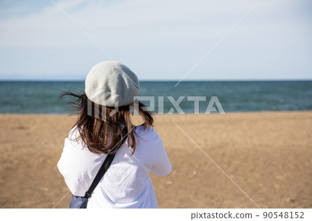 一名女子在海灘上拍攝視頻 一名女子在海灘上拍攝視頻 90548152