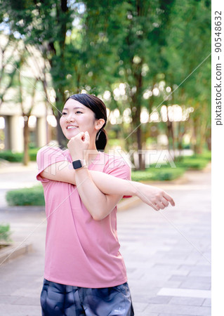 穿著運動服做伸展運動的女性 90548632