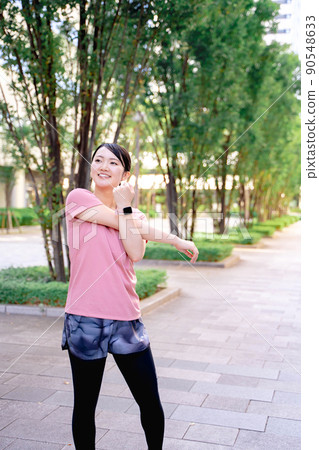 穿著運動服做伸展運動的女性 穿著運動服做伸展運動的女性 90548633